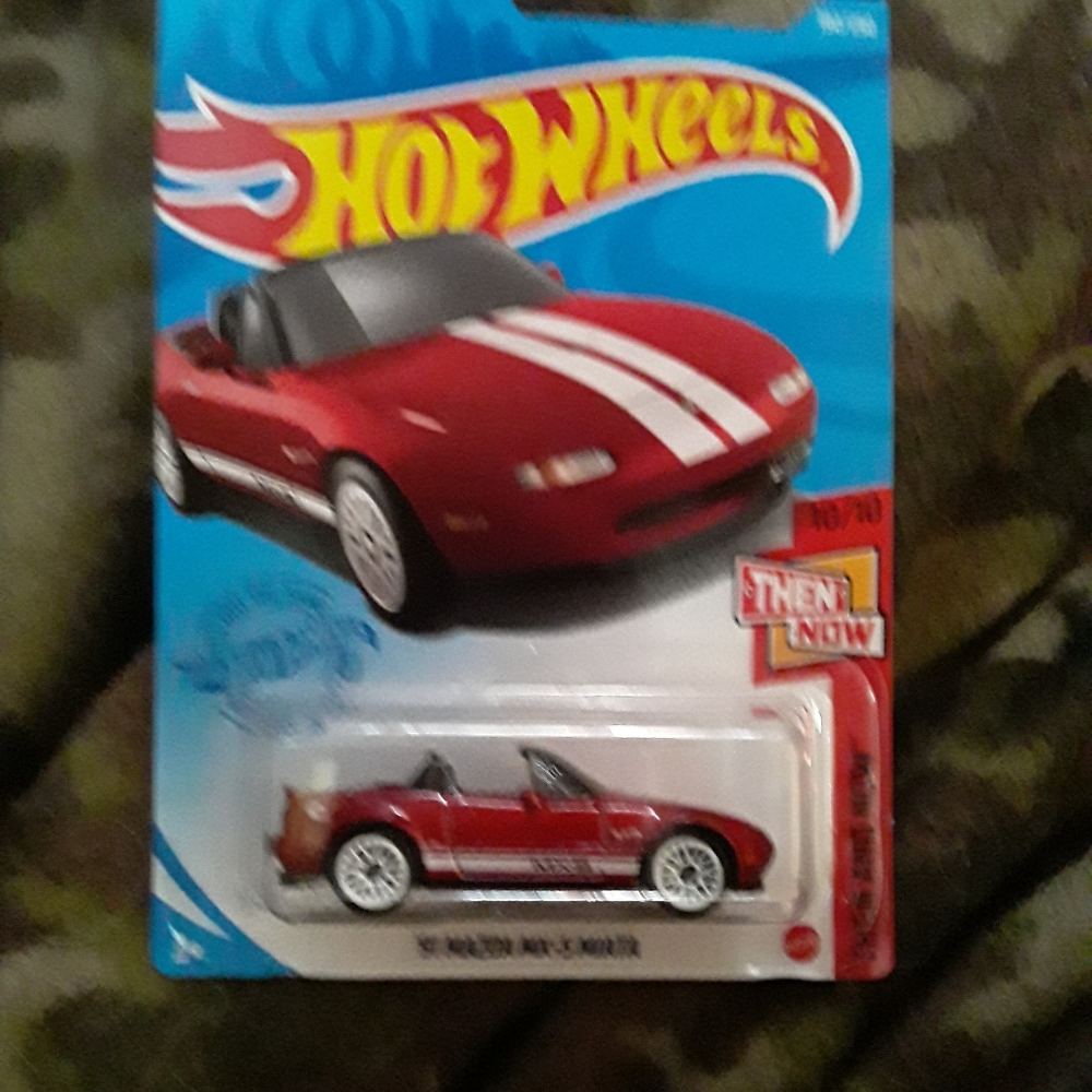 Hot Wheels '91 Mazda MX-5 Miata Treasure Hunt Collectible Mattel Vehicle